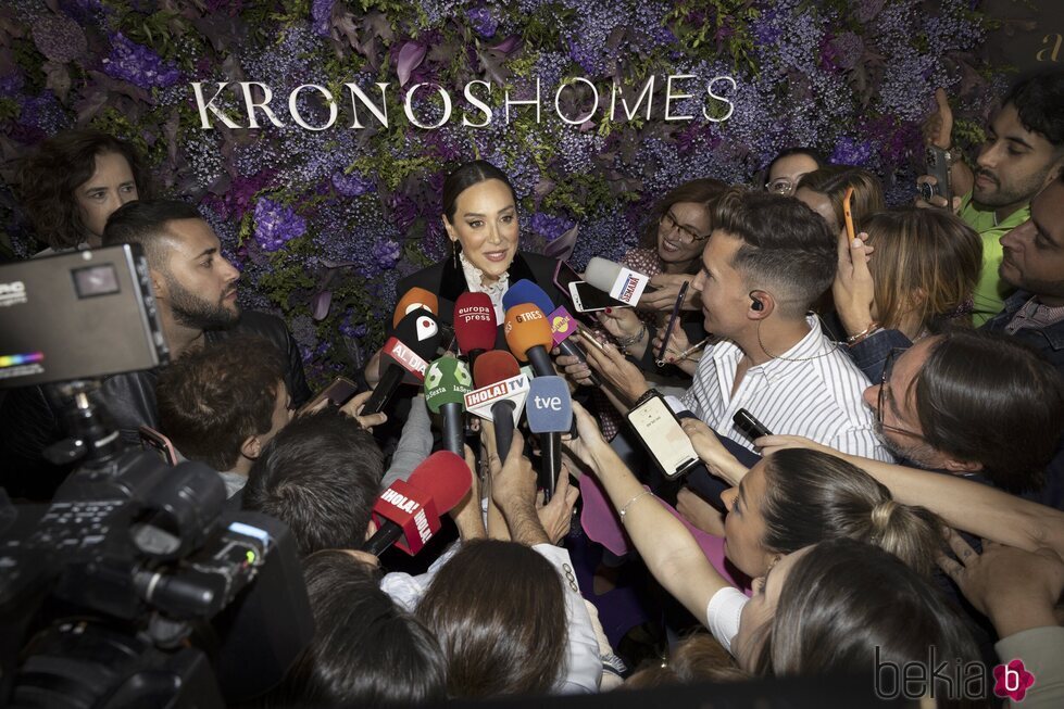 Tamara Falcó, rodeada de medios después de reaparecer tras su ruptura