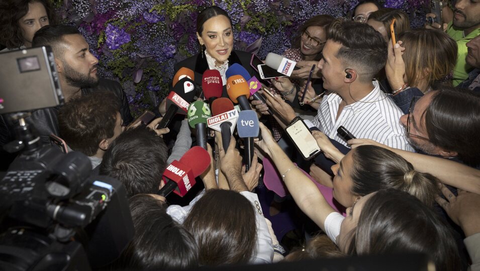 Tamara Falcó, rodeada de medios después de reaparecer tras su ruptura