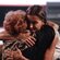 La Reina Letizia abrazando a Marujita, de la Fundación Grandes Amigos, que lucha contra la soledad