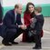 El Príncipe Guillermo y Kate Middleton con un niño en su primer acto como Príncipes de Gales