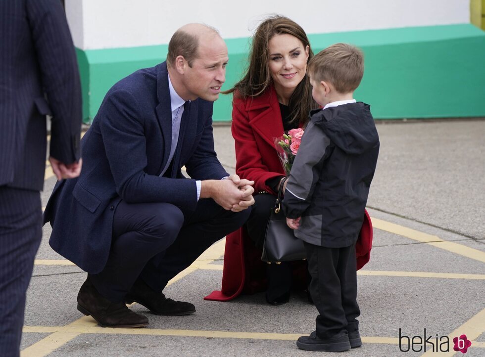 El Príncipe Guillermo y Kate Middleton con un niño en su primer acto como Príncipes de Gales