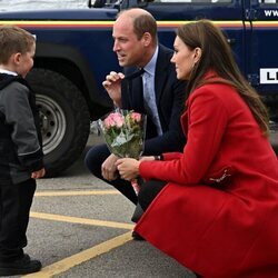 El Príncipe Guillermo y Kate Middleton, muy tiernos hablando con un niño en Gales