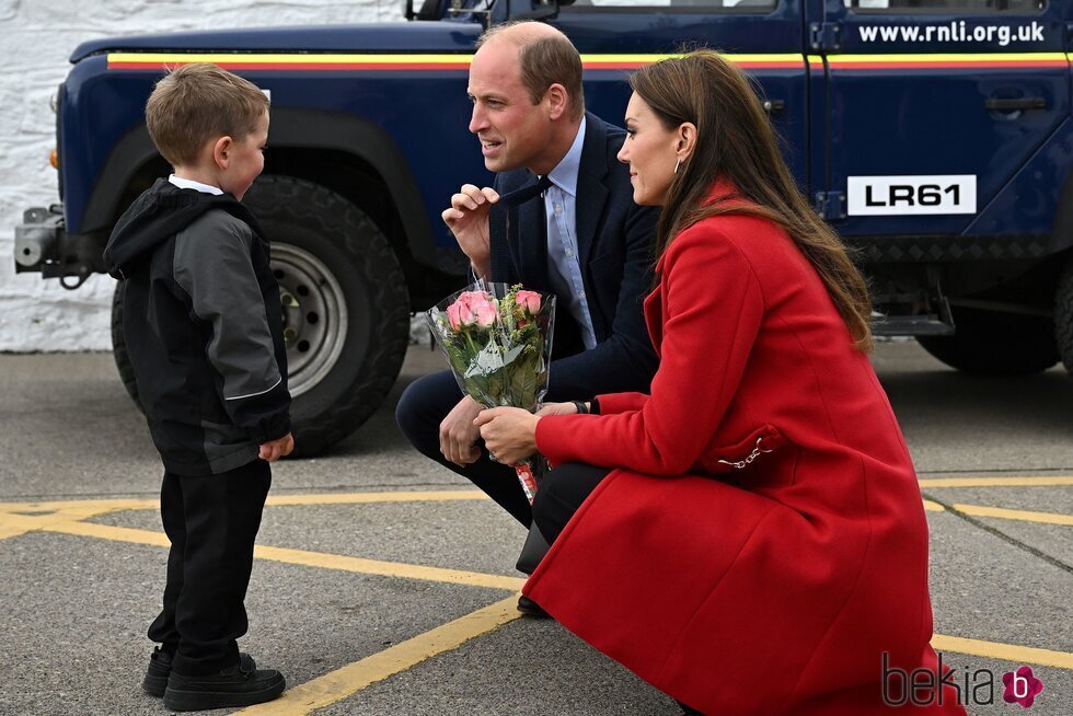 El Príncipe Guillermo y Kate Middleton, muy tiernos hablando con un niño en Gales