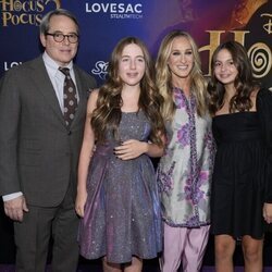 Sarah Jessica Parker en la presentación de 'Hocus Pocus 2' con sus hijas y su marido