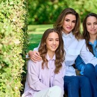 La Reina Rania de Jordania posando con sus dos hijas Iman y Salma