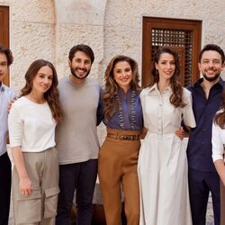 La Reina Rania de Jordania con sus hijos y sus futuros nuera y yerno