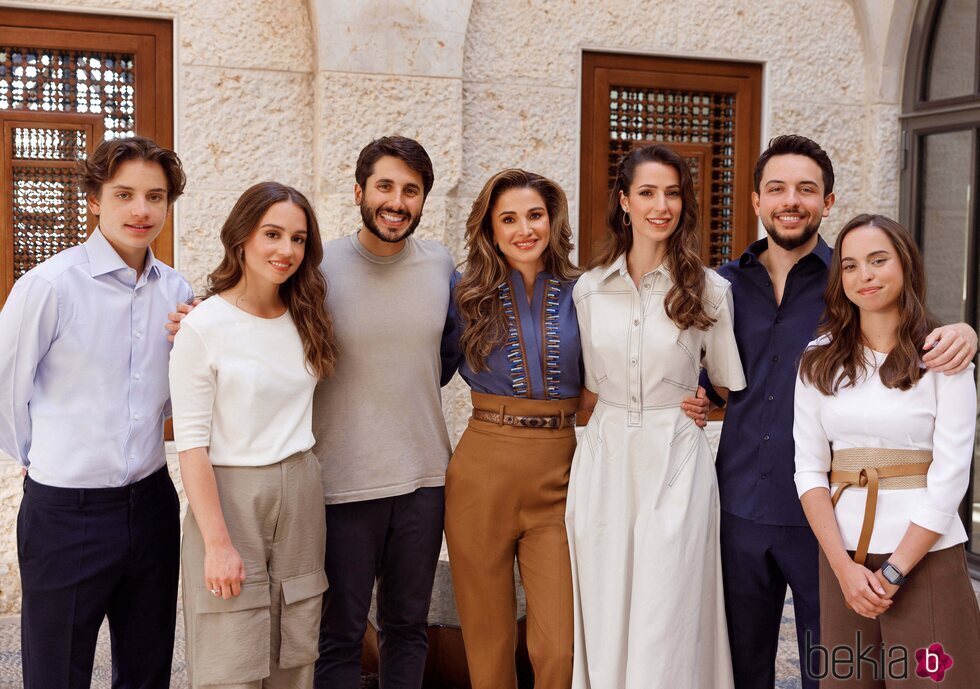 La Reina Rania de Jordania con sus hijos y sus futuros nuera y yerno