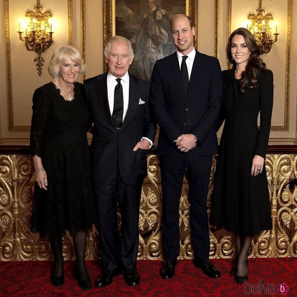 Los Reyes Carlos y Camilla y los Príncipes de Gales comparten una foto oficial desde Buckingham Palace
