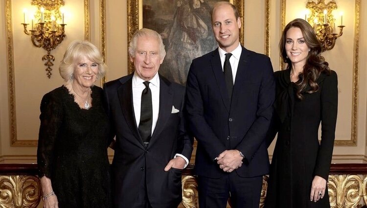Los Reyes Carlos y Camilla y los Príncipes de Gales comparten una foto oficial desde Buckingham Palace