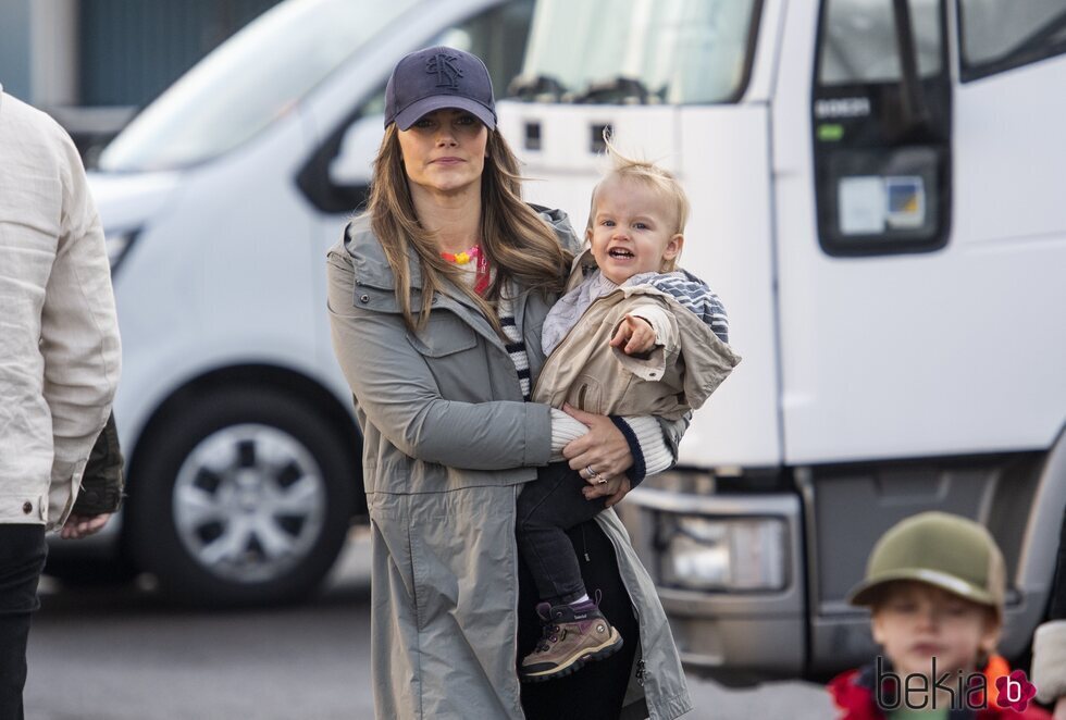 Sofia de Suecia y su hijo Julian de Suecia en brazos en la Porsche Carrera Cup