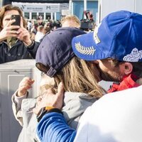 Carlos Felipe y Sofia de Suecia dándose un beso en la Porsche Carrera Cup