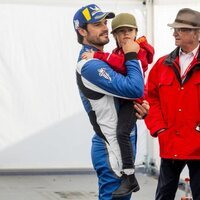 Carlos Gustavo de Suecia y Carlos Felipe de Suecia con su hijo Gabriel de Suecia en brazos en la Porsche Carrera Cup
