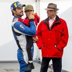 Carlos Gustavo de Suecia y Carlos Felipe de Suecia con su hijo Gabriel de Suecia en brazos en la Porsche Carrera Cup