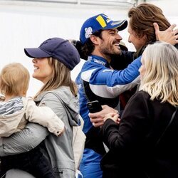 Carlos Felipe de Suecia abraza a su primo Patrick Sommerlath en la Porsche Carrera Cup