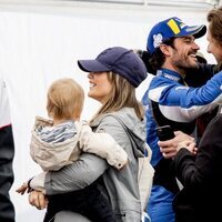 Carlos Felipe de Suecia abraza a su primo Patrick Sommerlath en la Porsche Carrera Cup