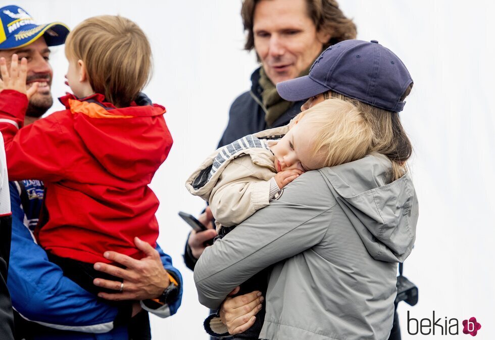Carlos Felipe de Suecia, muy cariñoso con su hijo Gabriel mientras Sofia de Suecia sostiene a su hijo Julian en la Porsche Carrera Cup