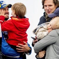 Carlos Felipe de Suecia, muy cariñoso con su hijo Gabriel mientras Sofia de Suecia sostiene a su hijo Julian en la Porsche Carrera Cup