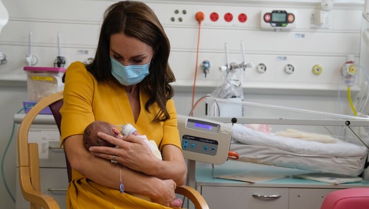 Kate Middleton con un bebé en brazos en el Royal Surrey County Hospital