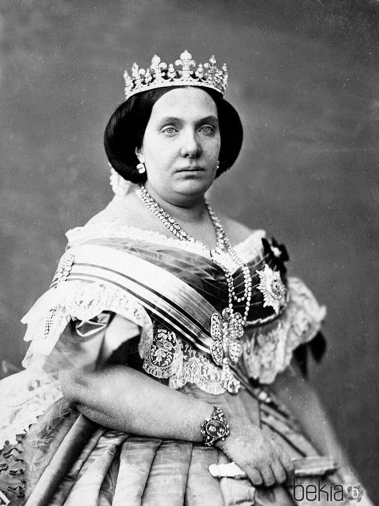 La Reina Isabel II de España fotografiada con la tiara de lises de diamantes en 1860
