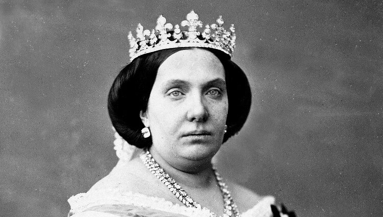 La Reina Isabel II de España fotografiada con la tiara de lises de diamantes en 1860