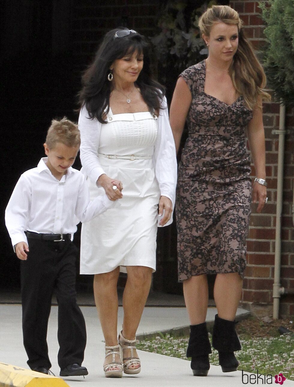 Britney Spears con su madre y uno de sus hijos