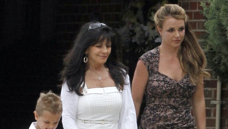 Britney Spears con su madre y uno de sus hijos