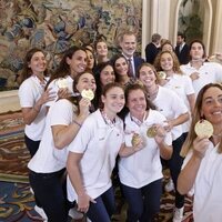 Los Reyes Felipe y Letizia haciéndose un selfie con las jugadoras de la selección femenina de waterpolo