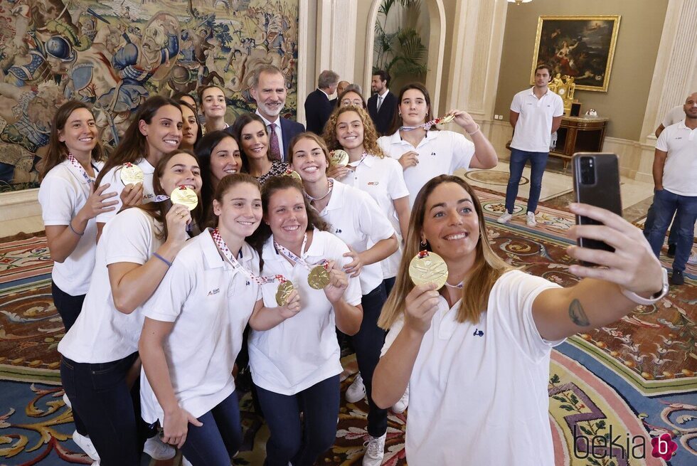 Los Reyes Felipe y Letizia haciéndose un selfie con las jugadoras de la selección femenina de waterpolo