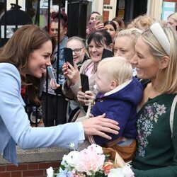 Kate Middleton saluda muy cariñosa a un niño en su primera visita a Irlanda del Norte como Princesa de Gales