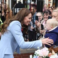 Kate Middleton saluda muy cariñosa a un niño en su primera visita a Irlanda del Norte como Princesa de Gales
