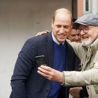 El Príncipe Guillermo se hace un selfie con un hombre en su primera visita a Irlanda del Norte como Príncipe de Gales