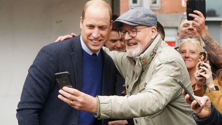 El Príncipe Guillermo se hace un selfie con un hombre en su primera visita a Irlanda del Norte como Príncipe de Gales