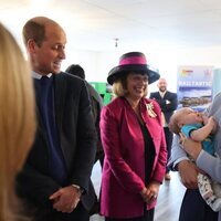 Kate Middleton sostiene a un bebé en presencia del Príncipe Guillermo en su primera visita a Irlanda del Norte como Príncipes de Gales