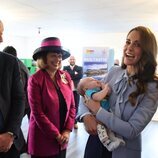 Kate Middleton sostiene a un bebé en presencia del Príncipe Guillermo en su primera visita a Irlanda del Norte como Príncipes de Gales