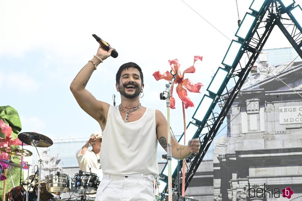 Camilo sobre el escenario durante su concierto en la Puerta de Alcalá