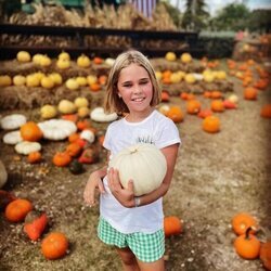 Leonore de Suecia en un campo de calabazas para Halloween