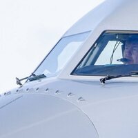 Guillermo Alejandro de Holanda pilotando el avión con el que viajó a Suecia para su Visita de Estado