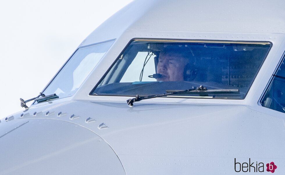Guillermo Alejandro de Holanda pilotando el avión con el que viajó a Suecia para su Visita de Estado