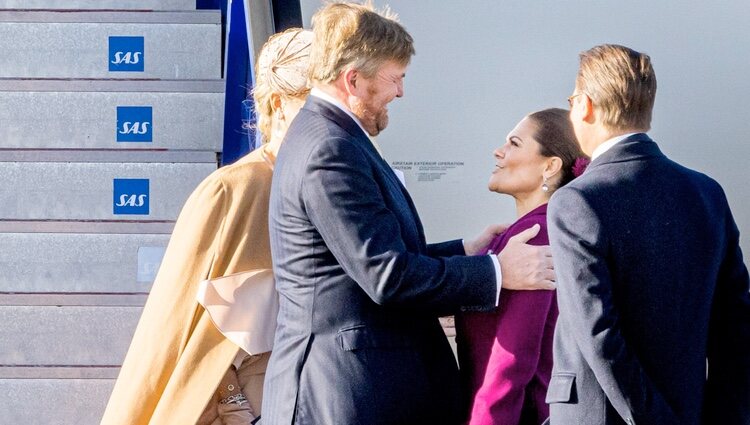 Victoria de Suecia hace la reverencia a Guillermo Alejandro de Holanda en presencia de Máxima de Holanda y Daniel de Suecia