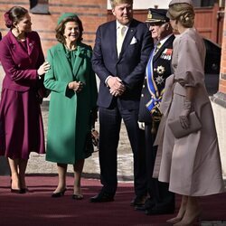 Los Reyes de Suecia y Victoria de Suecia con Guillermo Alejandro y Máxima de Holanda en la bienvenida a los Reyes de Holanda