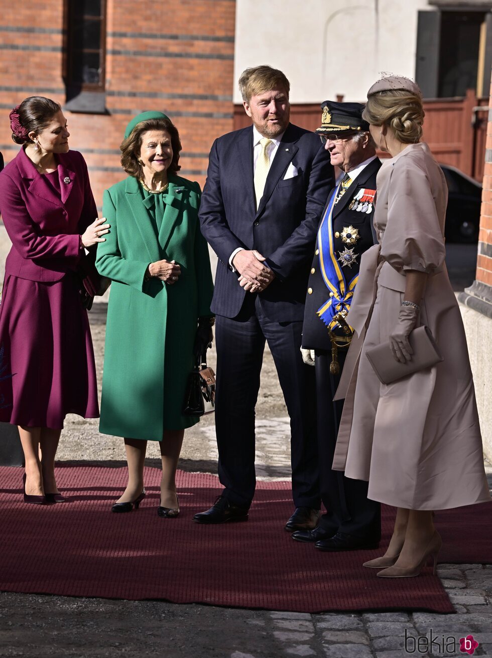 Los Reyes de Suecia y Victoria de Suecia con Guillermo Alejandro y Máxima de Holanda en la bienvenida a los Reyes de Holanda