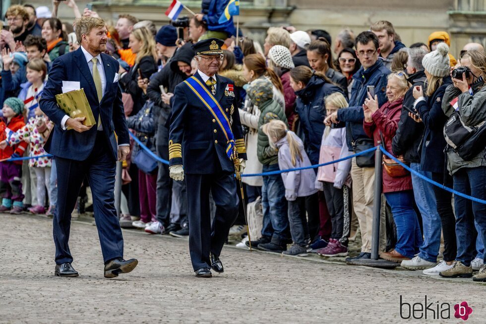 Guillermo Alejandro de Holanda y Carlos Gustavo de Suecia en la bienvenida a los Reyes de Holanda por su Visita de Estado a Suecia