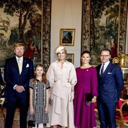 Victoria y Daniel de Suecia y su hija Estelle de Suecia con Guillermo Alejandro y Máxima de Holanda en el Palacio Real de Estocolmo