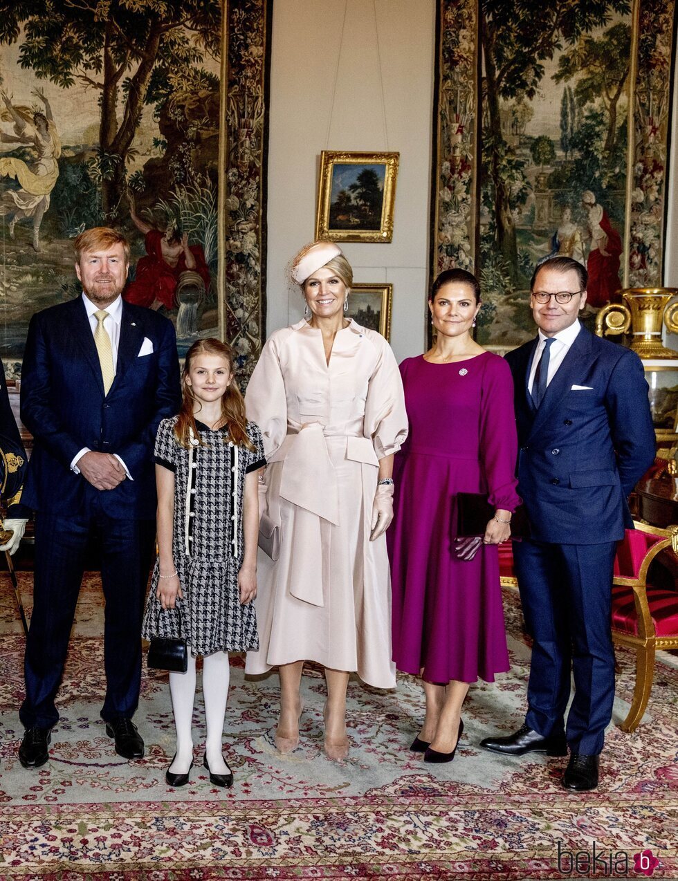 Victoria y Daniel de Suecia y su hija Estelle de Suecia con Guillermo Alejandro y Máxima de Holanda en el Palacio Real de Estocolmo