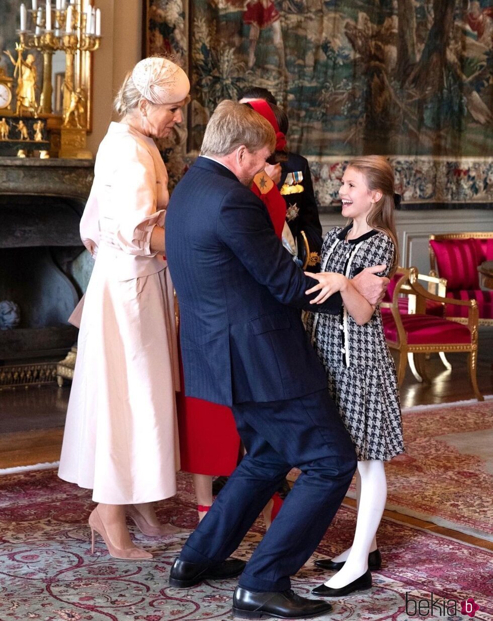 Estelle de Suecia saluda a Guillermo Alejandro de Holanda en presencia de Máxima de Holanda en el Palacio Real de Estocolmo