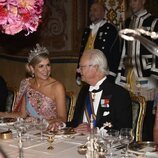 Máxima de Holanda conversa con Carlos XVI Gustavo de Suecia en la cena de gala en el Palacio Real de Estocolmo