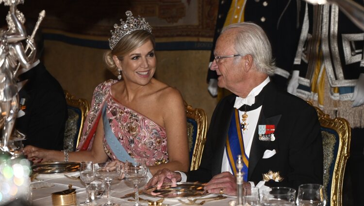 Máxima de Holanda conversa con Carlos XVI Gustavo de Suecia en la cena de gala en el Palacio Real de Estocolmo