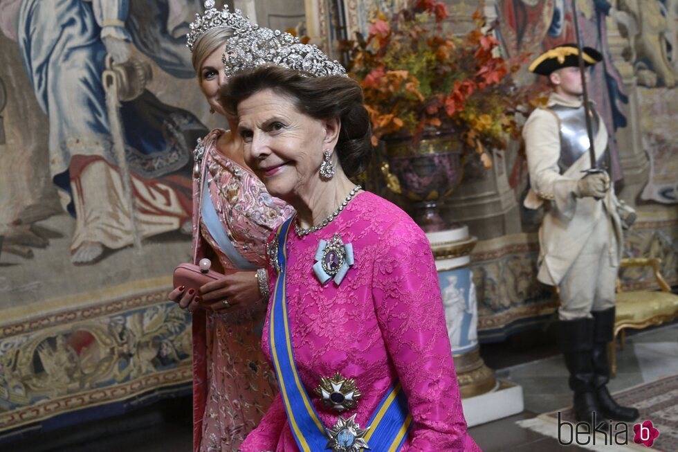Silvia de Suecia luce la tiara Braganza en la cena de gala ofrecida a los Reyes de Holanda en el Palacio Real de Estocolmo