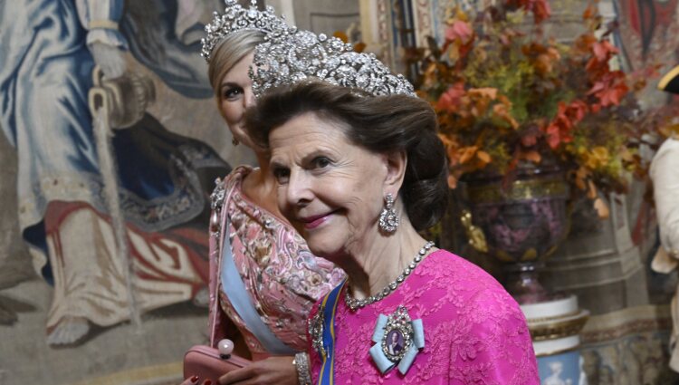 Silvia de Suecia luce la tiara Braganza en la cena de gala ofrecida a los Reyes de Holanda en el Palacio Real de Estocolmo