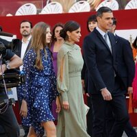 La Infanta Sofía, la Reina Letizia, Pedro Sánchez y Margarita Robles en el desfile militar por la Fiesta Nacional 2022